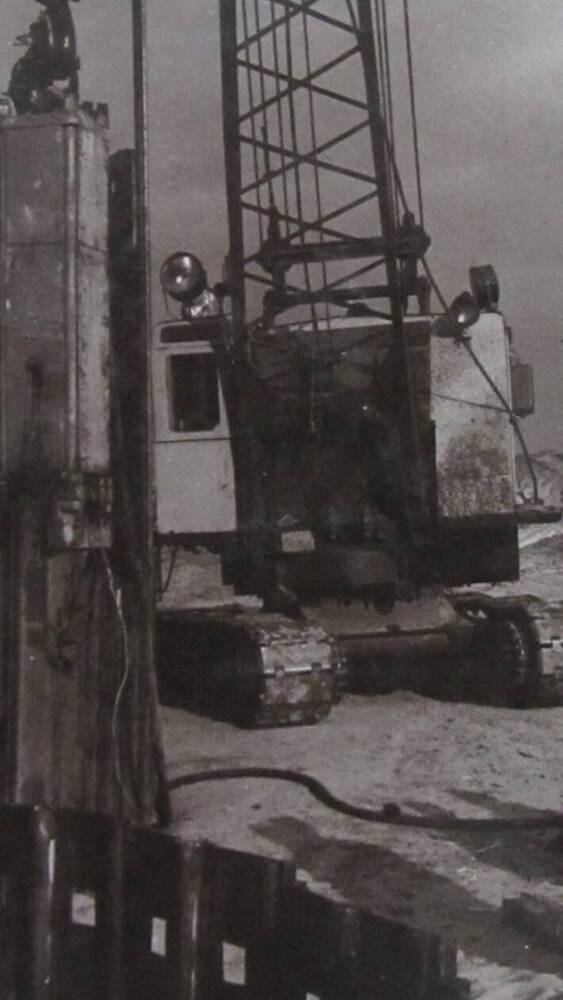 Фотография. Добивка шпунта паровоздушным молотом. 20 ноября 1952 года