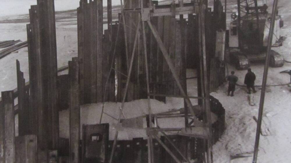 Фотография. Добивка металлического шпунта  в ячейках паровоздушным молотом. 20 ноября 1952 года