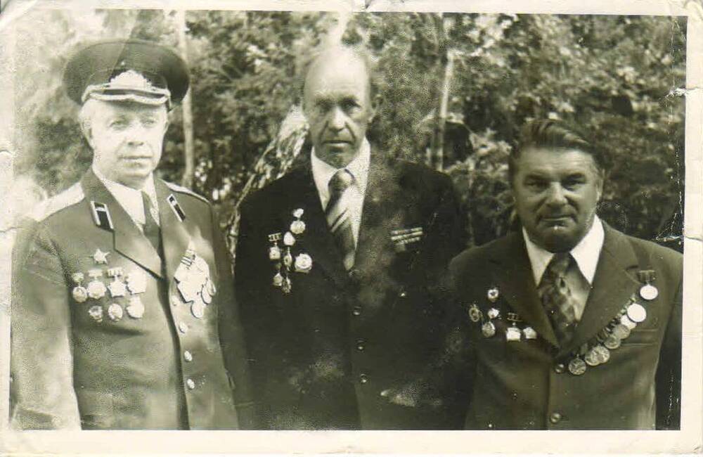 Фотография  Ветеранов 6 гв. т. бр. Майоров (слева), Семенычев А.А., Мальков..