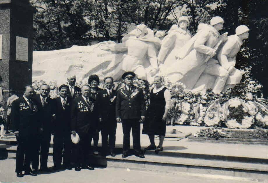 Фотография  Ветеранов 6 гв. т. бр. у монумента Наступление погибшим в г. Зернограде. Май 1975г. .
