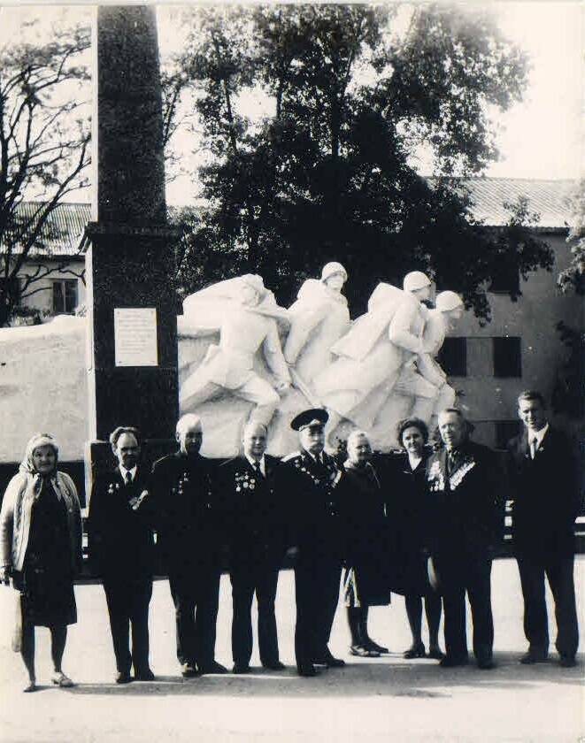 Фотография  Ветеранов 6 гв. т. бр. у монумента Наступление погибшим в г. Зернограде. Май 1975г. .