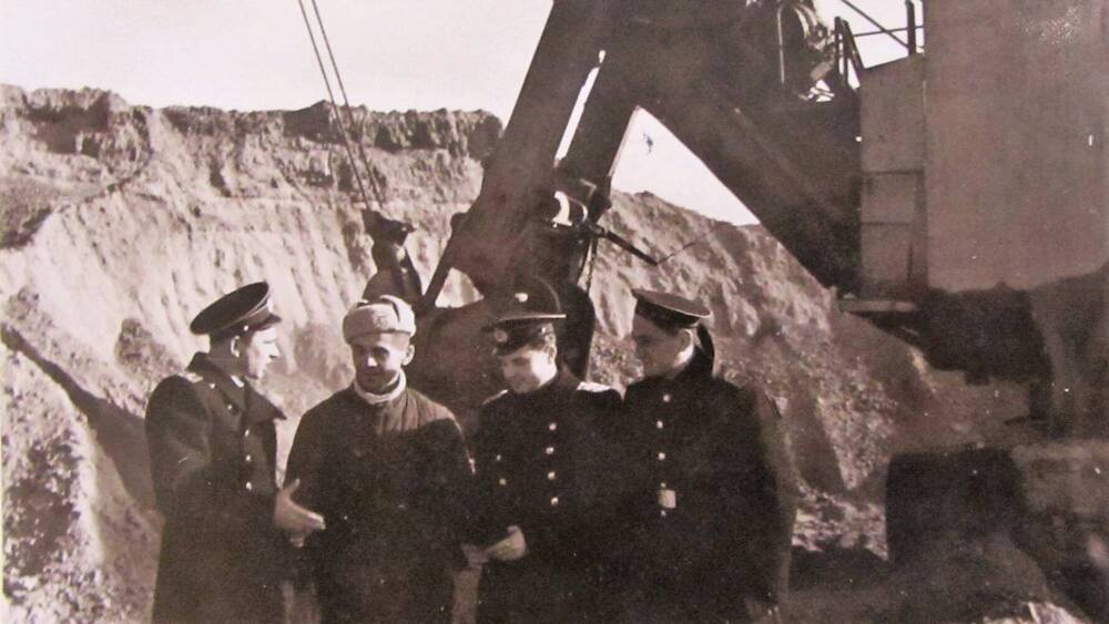Фотография. Морские  летчики балтийского флота на строительстве  канала Волга -Урал. 21 ноября 1952 год.
