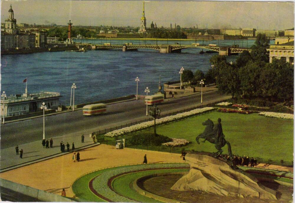 Открытка. Вид на Неву у Дворцового моста. Фото И. Голанда.