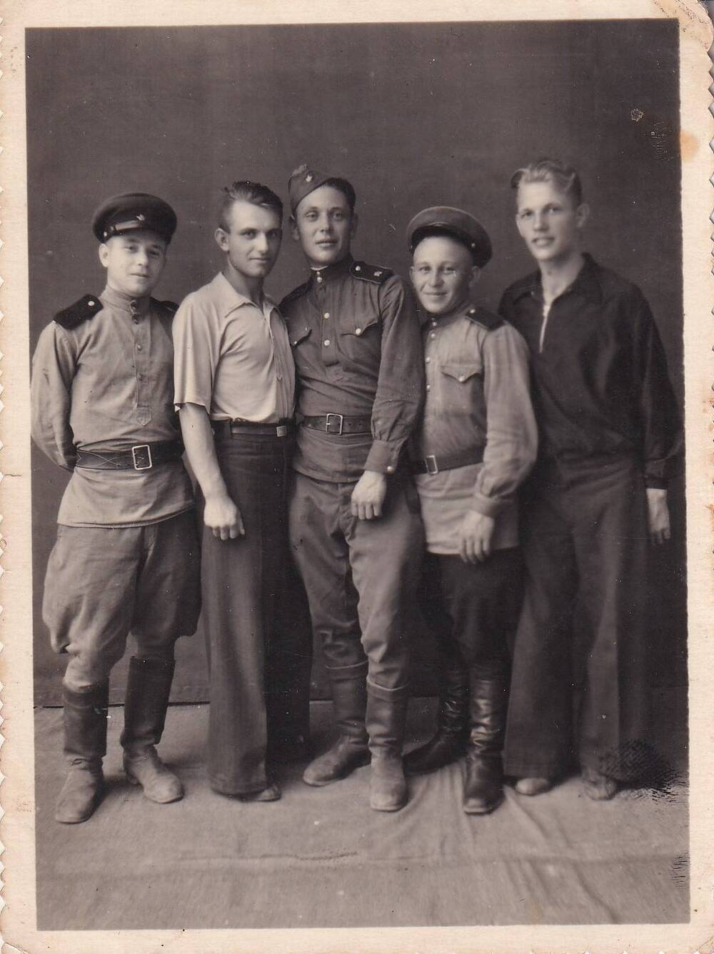 Фото ч/б групповое в рост. Бурлака Николай Петрович – слева второй, г. Семипалатинск. 1950 г.