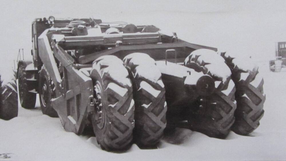 Фотография. Толкач к  скреперу  «МАЗ -525» мощностью 15 куб.тонн  на период забора грунта. 22 ноября 1952 года