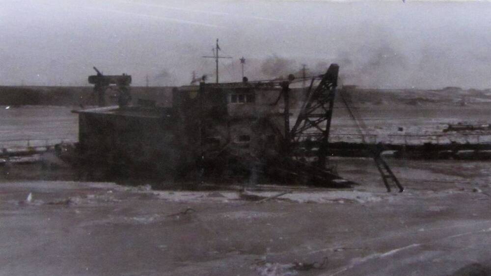 Фотография. Работа земснарядов на реке Ахтуба по намыву низовой перемычки. 23 ноября 1952 года