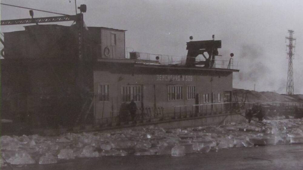 Фотография. Работа земснарядов на реке Ахтуба по намыву низовой перемычки. 23 ноября 1952 года.