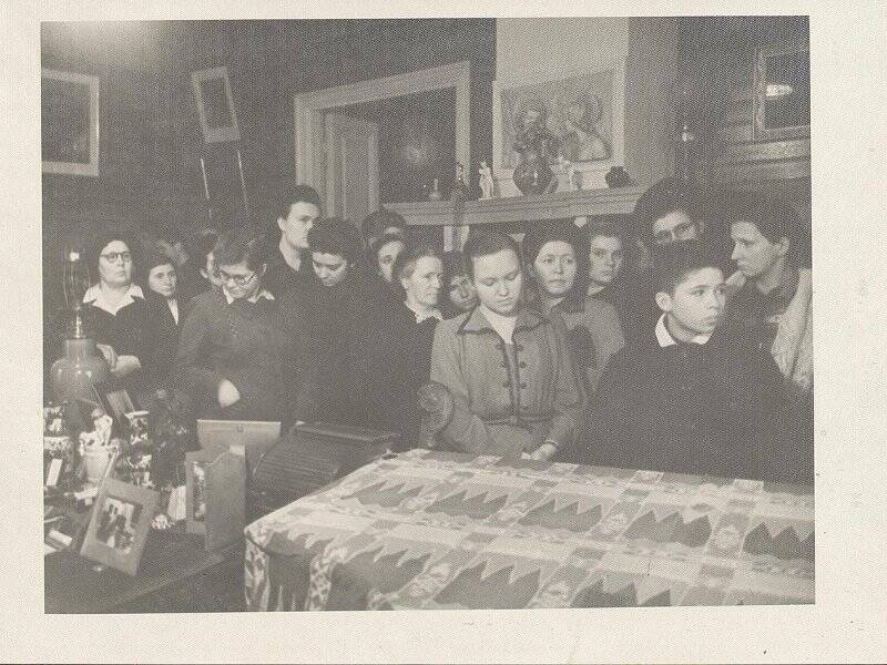 Фотография. Группа экскурсантов в кабинете М.И. Чайковского.