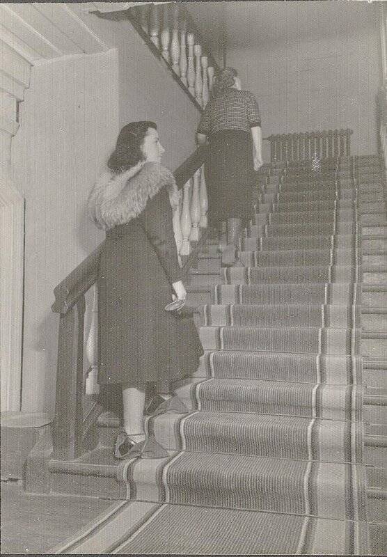 Фотография. Посетители Дома-музея П.И. Чайковского поднимаются по парадной лестнице мемориального дома.
