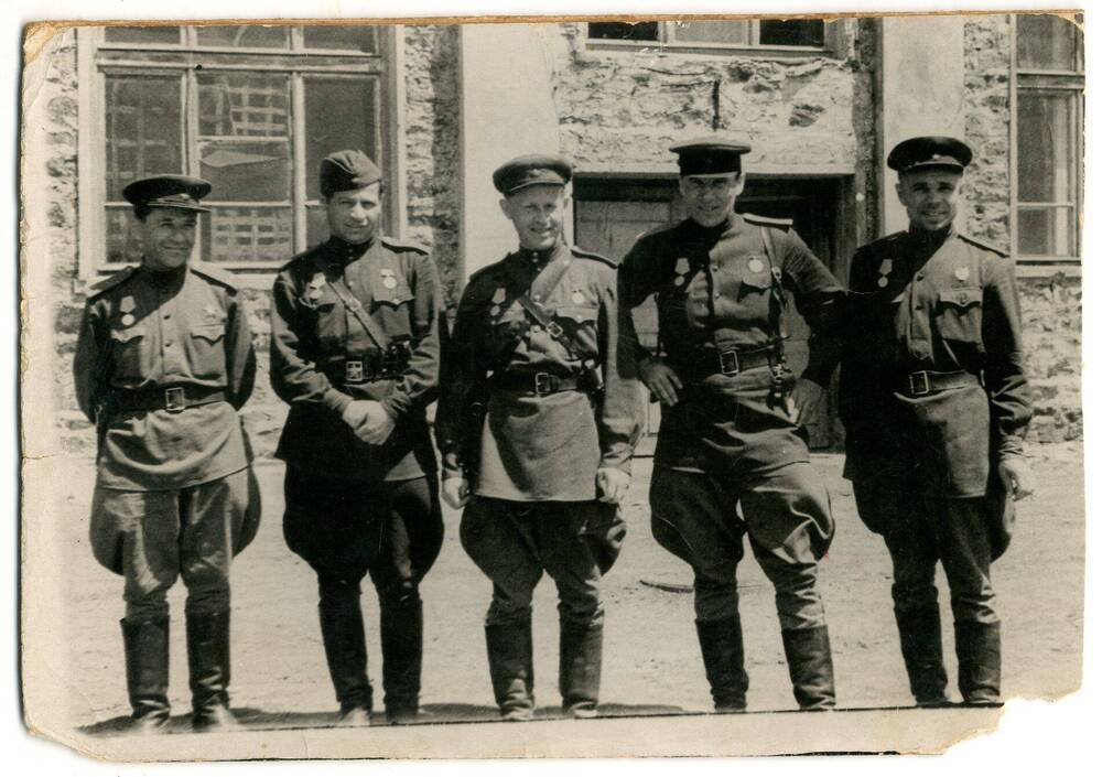 Фотография группы сотрудников фронтовой газеты. Июль 1942 г.