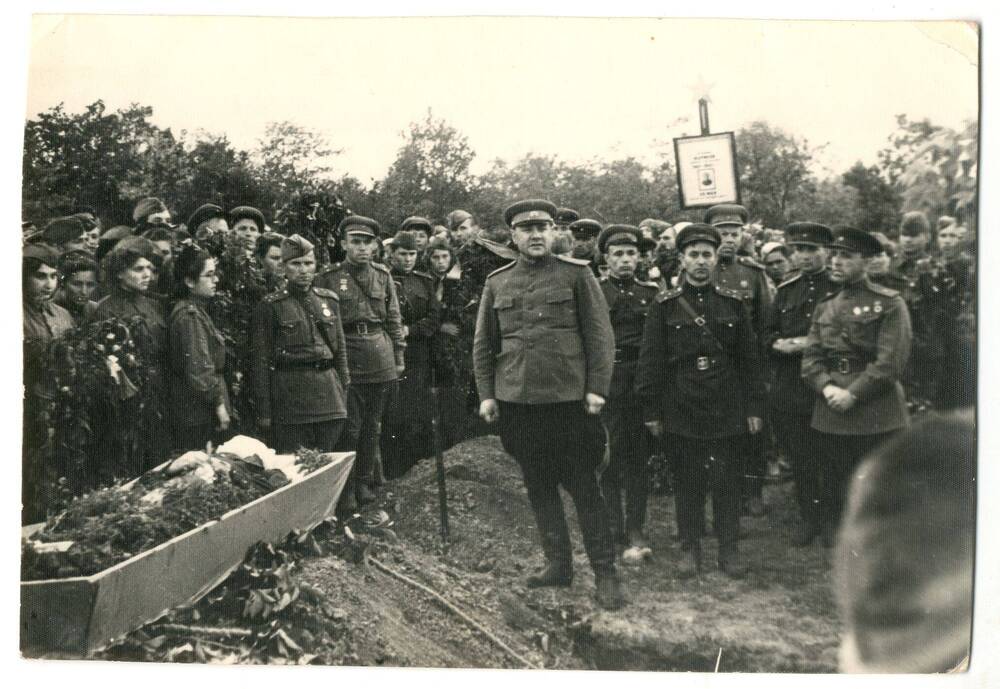 Фотография Похороны начпоарма 44 полковника Жарикова. Май 1943 года, Ростов-на-Дону