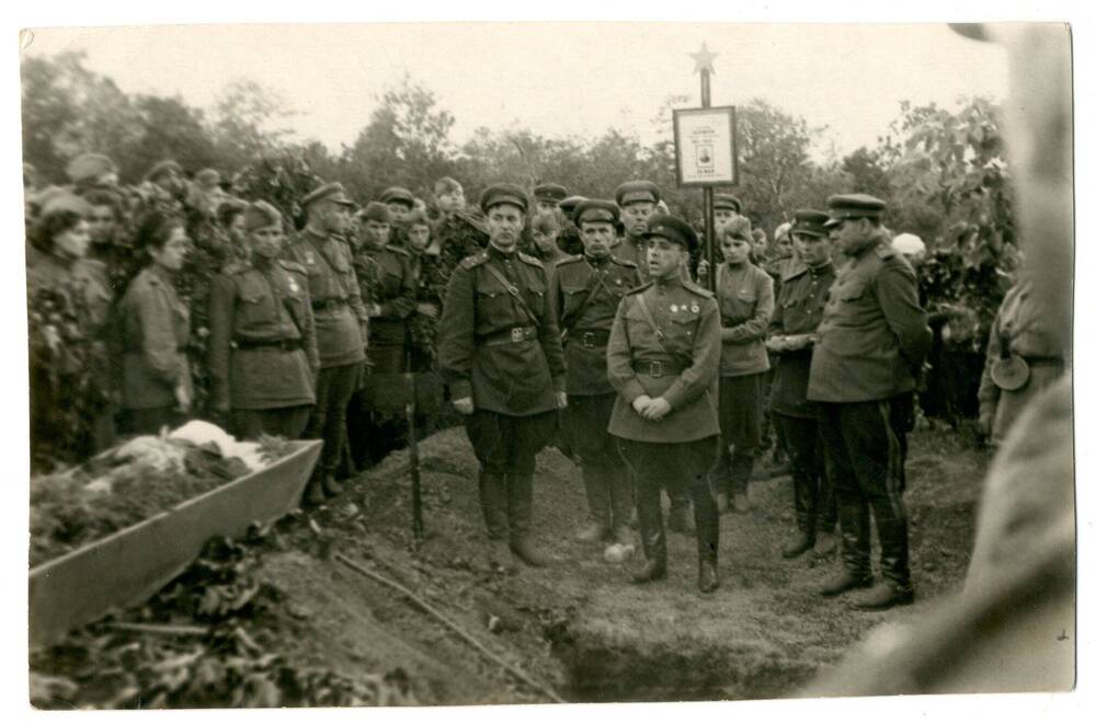 Фотография Похороны начпоарма 44 полковника Жарикова